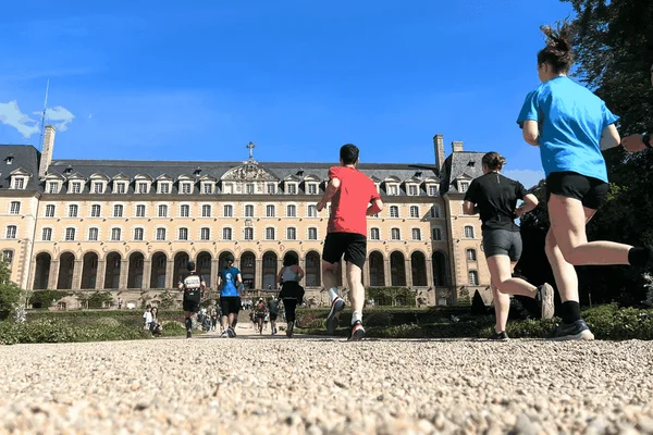 Ambiance festive lors de l'Urban Trail de Rennes avec 15 000 coureurs parcourant les rues de la capitale bretonne