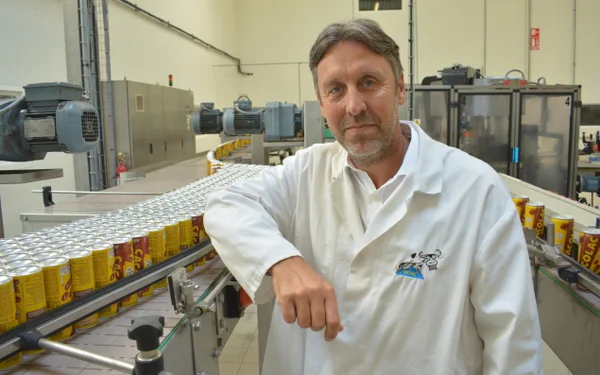 Cacolac construit une nouvelle usine pour diversifier sa production dans le vin en canette, montrant potentiellement des travaux de construction ou des installations industrielles.