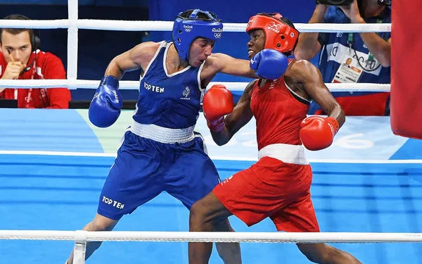 Photo de Sarah Ourahmoune, artiste et boxeuse, symbolisant le courage et la réussite sportive dans le monde de la boxe professionnelle.