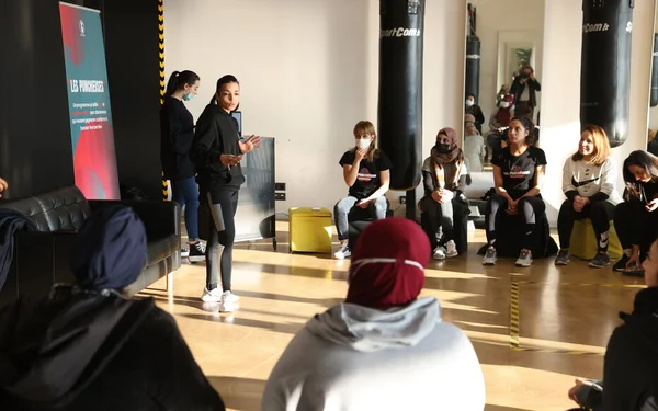 Sarah Ourahmoune lors d'une session d'entraînement de boxe à Aulnay-sous-Bois, proposant une formation complète et adaptée à tous les niveaux.