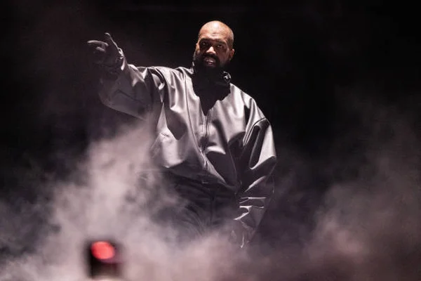 Kanye West en train de performer sur scène lors du concert 'Vultures 1' pendant le Rolling Loud 2024 au Hollywood Park Grounds le 14 mars 2024