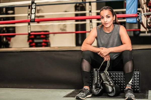 Portrait de Sarah Ourahmoune, championne de boxe française et entrepreneur, représentant le parcours d'émancipation féminine à travers le sport.