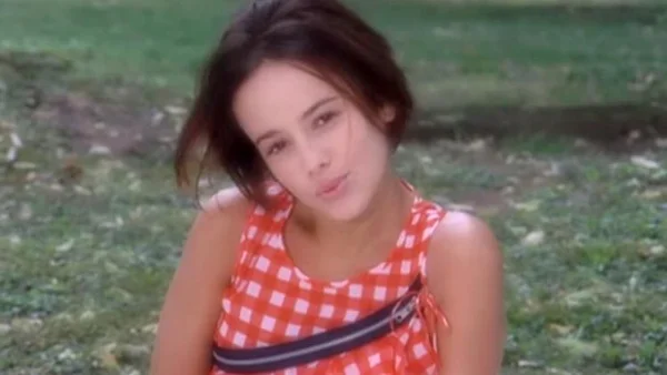 La chanteuse Alizée, figure emblématique de la musique pop française des années 2000, associée à son tube international « Moi... Lolita ».