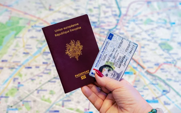 Illustration officielle montrant une carte nationale d'identité et un passeport français, symboles des documents d'identité pour les démarches administratives.