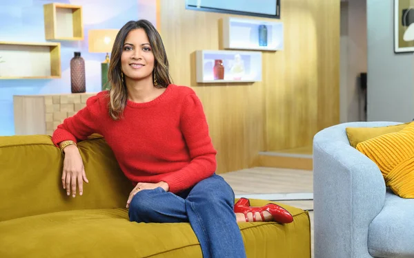 Aurélie Casse, nouvelle joker du journaliste Jean-Baptiste Marteau pour le 20 Heures de France 2, en studio de télévision.