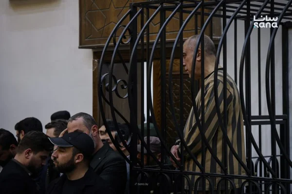 Atef Najib comparaissant devant le tribunal de Damas, inculpé pour meurtre et torture lors d'une audience en Syrie.