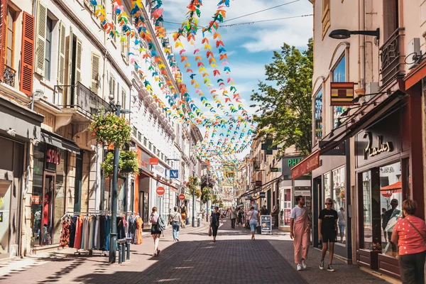 Photographie illustrant les rues piétonnes du centre-ville de Roanne.