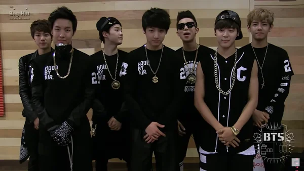 Le groupe BTS lors de ses débuts en juin 2013, marquant le lancement de leur carrière musicale.