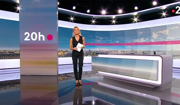 Capture d'écran du Journal de 20 heures de France 2, enregistré un mercredi 30 août 2023, avec la présentatrice régulière Anne-Sophie Lapix.