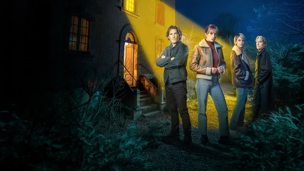 Page d'accueil de la série 'Le Mystère de la Chambre Jaune' sur la plateforme streaming TF1+, avec l'affiche promotionnelle de l'adaptation.