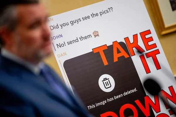 Le sénateur Ted Cruz lors d'une conférence de presse pour présenter le projet de loi Take It Down Act, avec une affiche protégeant les victimes d'images intimes non consenties.