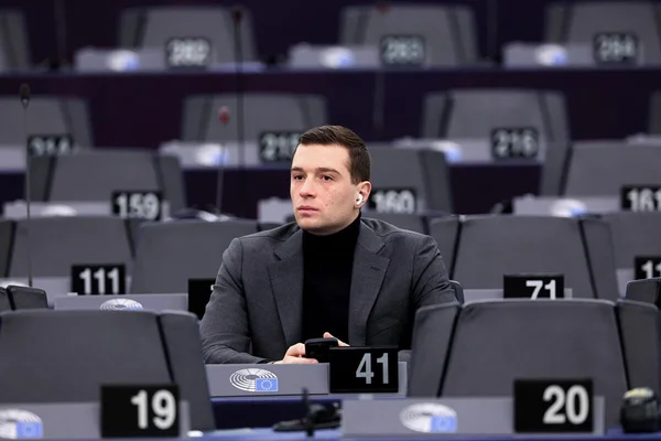 Jordan Bardella, président du Rassemblement National, lors d'une session au Parlement européen, illustrant son bilan politique contesté.