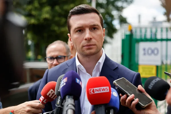 Perquisitions policières au siège ou aux locaux du parti Rassemblement National, dirigé par Jordan Bardella, dans le cadre d'une enquête européenne.