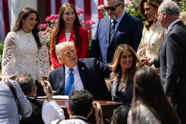 Le président Donald Trump et la première dame Melania Trump lors de la cérémonie de signature du Take It Down Act dans le jardin des Roses de la Maison Blanche le 19 mai 2025.