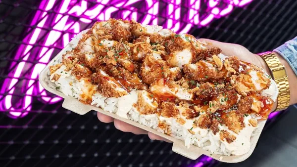 Image illustrant un article sur le Crousty, un plat de fast-food street food qui cartonne sur TikTok.
