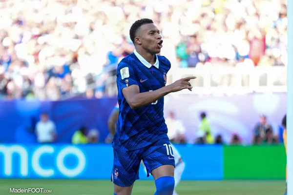 Kylian Mbappé quitte Nike, son équipementier historique, et rejoint le sponsor On, marquant un tournant dans son parcours commercial