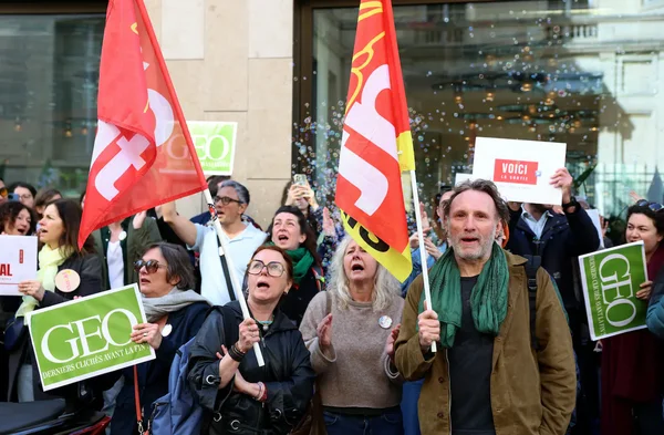 Journalistes et salariés de la presse manifestant dans la rue pour se faire entendre lors d'un carnage social.