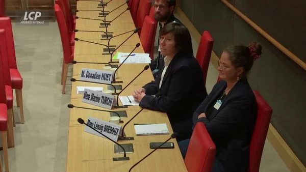 Capture d'audition à l'Assemblée nationale : les journalistes de Mediapart Donatien Huet, Marine Turchi et Lénaïg Bredoux, assis à une table avec microphones et plaques nominatives, lors de la commission d'enquête sur les violences sexistes et sexuelles dans le cinéma, le 12 décembre 2024.