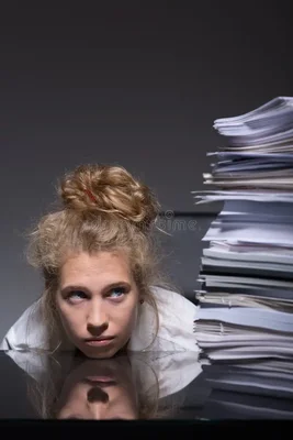 Image non disponible représentant une jeune femme tentant de surmonter l'épuisement professionnel lié au travail excessif.