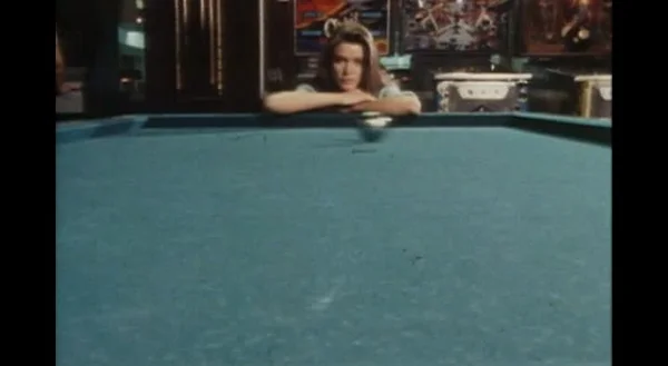 Corynne Charby, chanteuse de « Tous les garçons s'appellent Michel » et « Poupée de cire, poupée de son », dans l'émission « Boule de flipper » en 1986.
