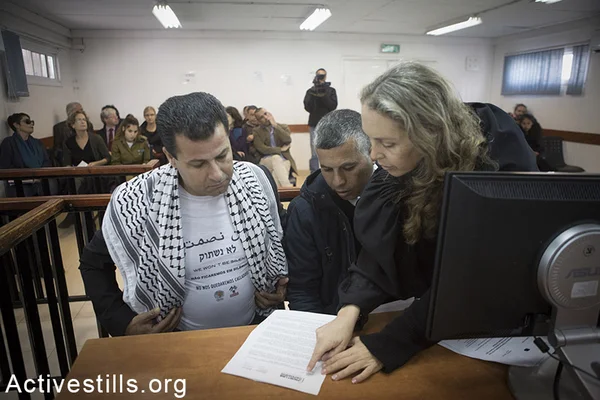 Un prévenu dans une salle de tribunal militaire israélien, illustrant le processus où le sort est souvent décidé avant le procès