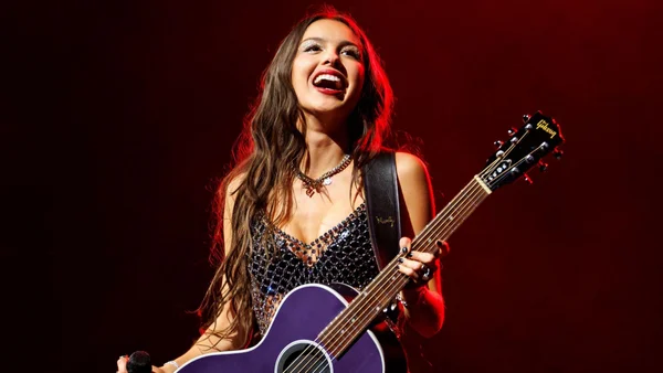 Olivia Rodrigo, chanteuse américaine, rassurant ses fans après être tombée sur scène à Melbourne.