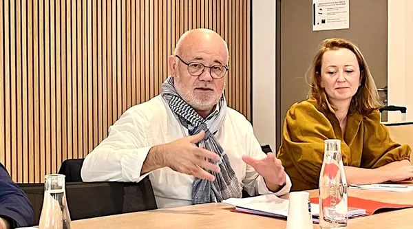 Illustration évoquant les contrats courts et l'échec des négociations sur la flexibilité du travail dans l'agenda social