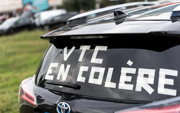 Chauffeurs VTC rassemblés en grève pour défendre leurs droits et leur statut face aux plateformes