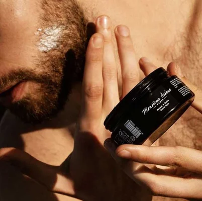 Coffret de soins bio naturels pour homme comprenant huile à barbe, gel-crème hydratant et masque