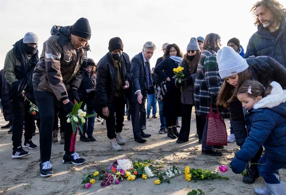 Des personnes réunies lors d'une cérémonie commémorative à Folkestone après la tragédie de la traversée de la Manche de novembre 2021
