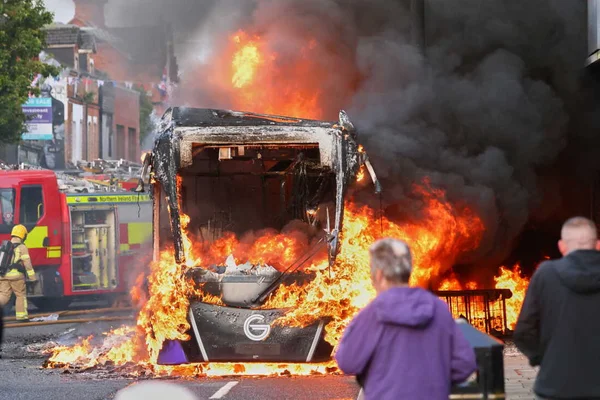 Policiers utilisant des canons à eau contre des manifestants lors des troubles et manifestations à Belfast