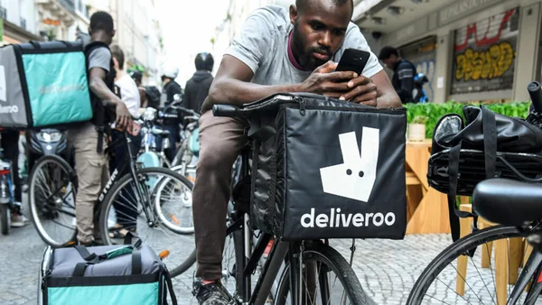 Livreurs Deliveroo en grève en France lors d'une manifestation liée à un conflit sur les rémunérations
