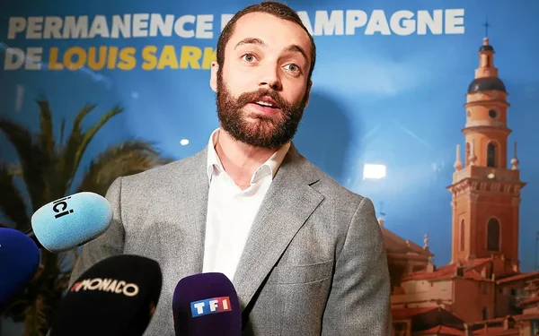 Louis Sarkozy, candidat à la mairie de Menton en 2026, s'adressant aux journalistes devant son quartier général de campagne.