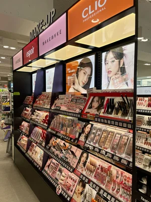 Étagères d'une boutique de beauté coréenne remplies de nombreux cosmétiques et produits de beauté alignés côte à côte