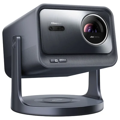 Vidéoprojecteur Hisense C2 Pro DLP Triple Laser UHD 4K gris foncé sur son support incurvé avec grilles d'enceintes intégrées et logos Hisense, 4K et IMAX sur fond blanc