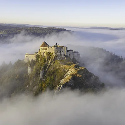 Le château de Joux, ancienne forteresse de pierre perchée sur son éperon rocheux au cœur des montagnes du Jura