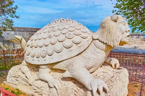 Statue de la Tarasque à Tarascon, créature mythologique médiévale à tête de lion, carapace de tortue et queue de dragon