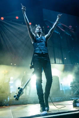 Stefan Olsdal, du groupe britannique Placebo, en concert sur scène à la Mercedes-Benz Arena de Berlin le 6 octobre 2022