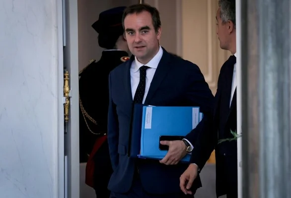 Sébastien Lecornu recevant les représentants des partis à Matignon lors de consultations sur la guerre au Moyen-Orient