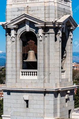 Gros plan sur une cloche en bronze dans le beffroi de la cathédrale de Madrid en Espagne