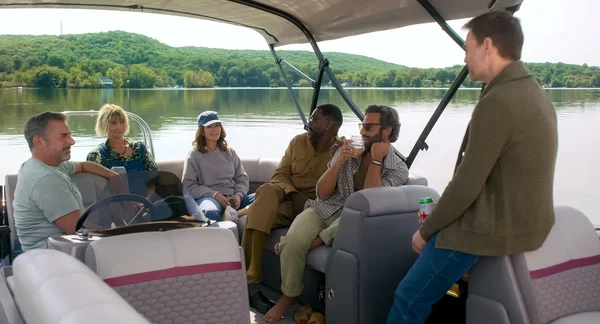 Tina Fey et Colman Domingo en extérieur dans un décor naturel verdoyant, tenant une tasse, portant des lunettes
