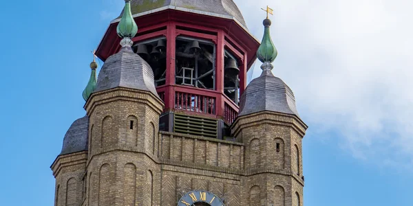 Le beffroi historique de Bergues dans le Nord de la France, emblématique du patrimoine flamand