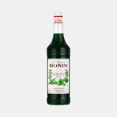 Bouteille en verre d'un litre de sirop Monin Menthe Verte au liquide vert, avec étiquette blanche illustrée de feuilles de menthe, sur fond gris neutre