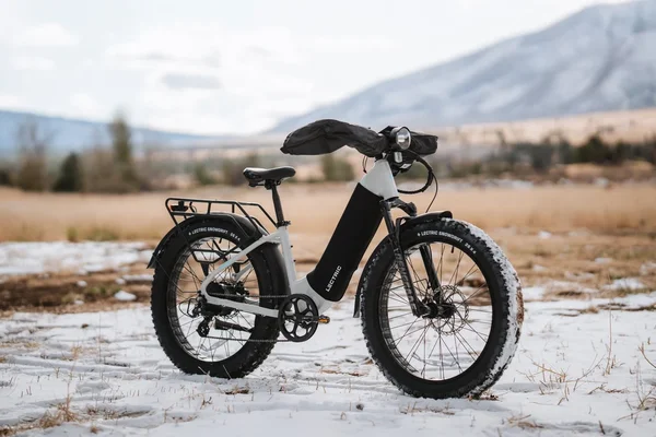 Illustration d'accessoires pour vélo électrique destinés à rouler par temps froid en hiver