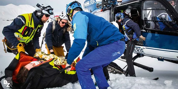 Hélicoptère EC 145 du PGHM de la Gendarmerie nationale en opération de secours en montagne pour un sauvetage près de Chamonix