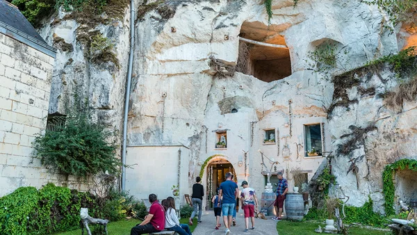 Le village de Turquant, village métiers d'art installé dans les troglodytes du Saumurois en Anjou, en Val de Loire