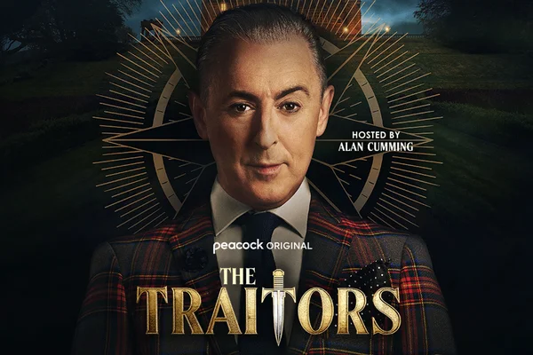 Affiche promotionnelle de l'émission The Traitors sur Peacock montrant l'animateur Alan Cumming en costume en tartan devant une boussole dorée, avec le titre et le logo poignard en bas