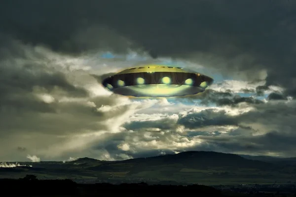 Disque lumineux en forme de soucoupe volante planant dans un ciel nuageux au-dessus d'un paysage montagneux sombre au crépuscule, illustration de la vague d'ovnis de 1954