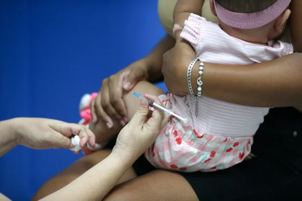 Visuel associé à un reportage sur les nourrissons trop jeunes pour le vaccin ROR face aux épidémies de rougeole