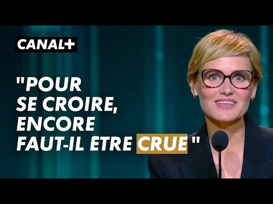 Judith Godrèche, cheveux courts blonds et lunettes, s'exprime au micro lors de la cérémonie des César 2024, avec une citation en surimpression et le logo Canal+.